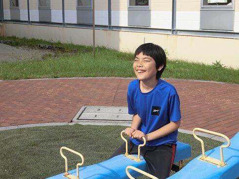 シーソーにて緩急ある揺れを楽しんでいます。
